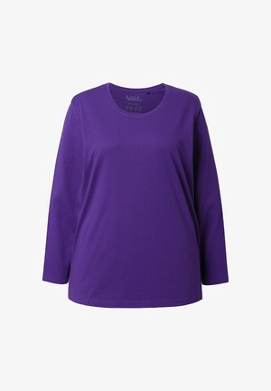 Paarse langharige T-shirt gemaakt van zachte katoen, met een ronde halslijn en een losse pasvorm. Gladde textuur zonder zichtbare patronen of accenten.