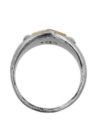 Silverfärgad metallring med en texturerad yta och en platt gul accent. Har en rundad bansk och ett hexagonalt topp. Enkel design.