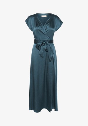 Türkises Wickelkleid mit kurzen Ärmeln, einem Bindegürtel in der Taille und einem fließenden Rock. Hergestellt aus einem weichen, schimmernden Stoff mit leichter Textur.