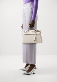 Guess LEVANTE SATCHEL - Rankinė - stone