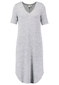 Abito grigio a maniche corte con scollatura a V, realizzato in un tessuto morbido e testurizzato, caratterizzato da un orlo curvo e una silhouette rilassata.