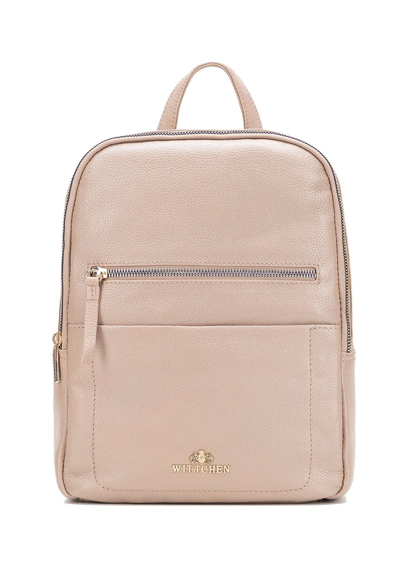 Krémový kožený batoh s texturovaným povrchem, vybavený horním zipem, přední kapsou a zlatými akcenty. Logo WITTCHEN je viditelné.