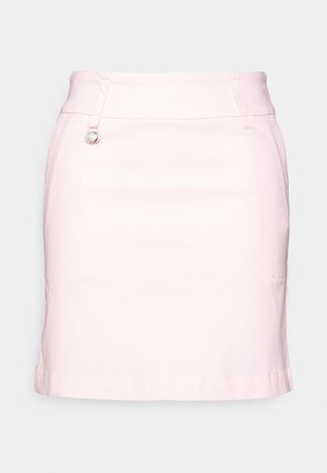 Falda de algodón rosa con forma recta, presenta un detalle lateral de aro metálico y un único bolsillo. Textura suave y bordes limpios.