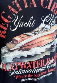 Ταχύπλοο που κόβει το νερό με κείμενο "Regatta Yacht Club Flatwater Racing International Event" σε σκοτεινό φόντο υφάσματος.