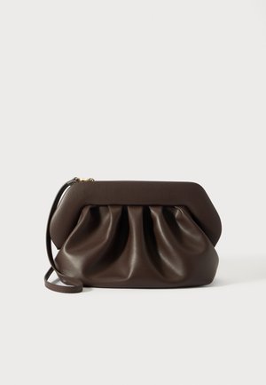 Bruine leren clutch tas met een geplooide design, uitgerust met een gestructureerde bovenkant en een afneembare band. Gladde textuur met een subtiele glans.