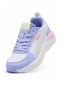 Zapatilla Puma en tonos morado, blanco y rosa con parte superior de malla y material sintético, suela blanca gruesa y cordones, vista en ángulo mostrando el logo lateral.