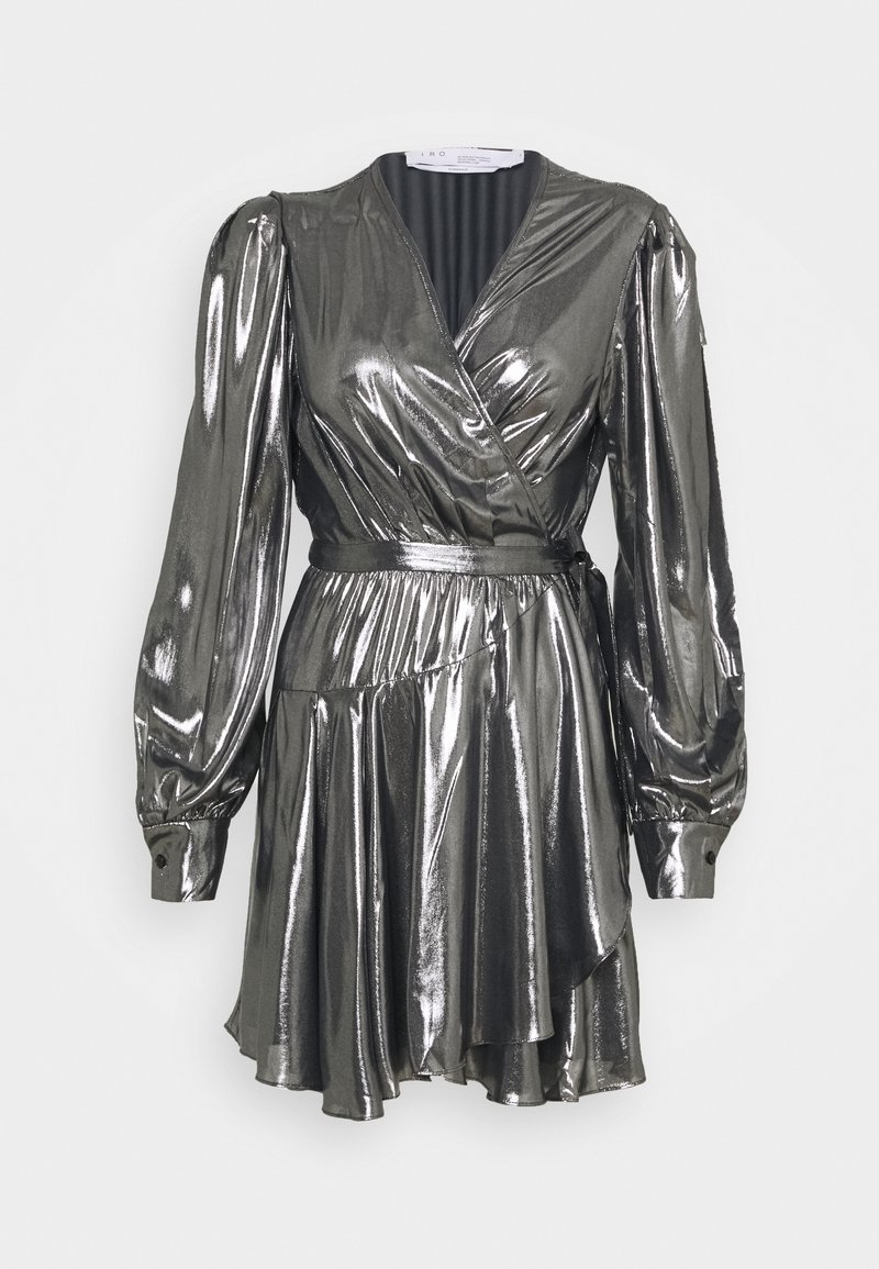 Robe portefeuille argentée métallique brillante avec manches longues bouffantes, poignets boutonnés et jupe évasée asymétrique.
