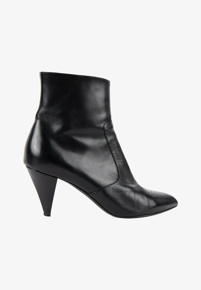 Bottine en cuir noir avec bout pointu et talon moyen en forme de cône sur fond blanc.