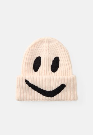 Strickmütze in sanftem Rosa mit einem schwarzen Smiley-Gesicht-Design. Mit gerippter Textur und umgeschlagenem Saum für zusätzliche Wärme und Stil.
