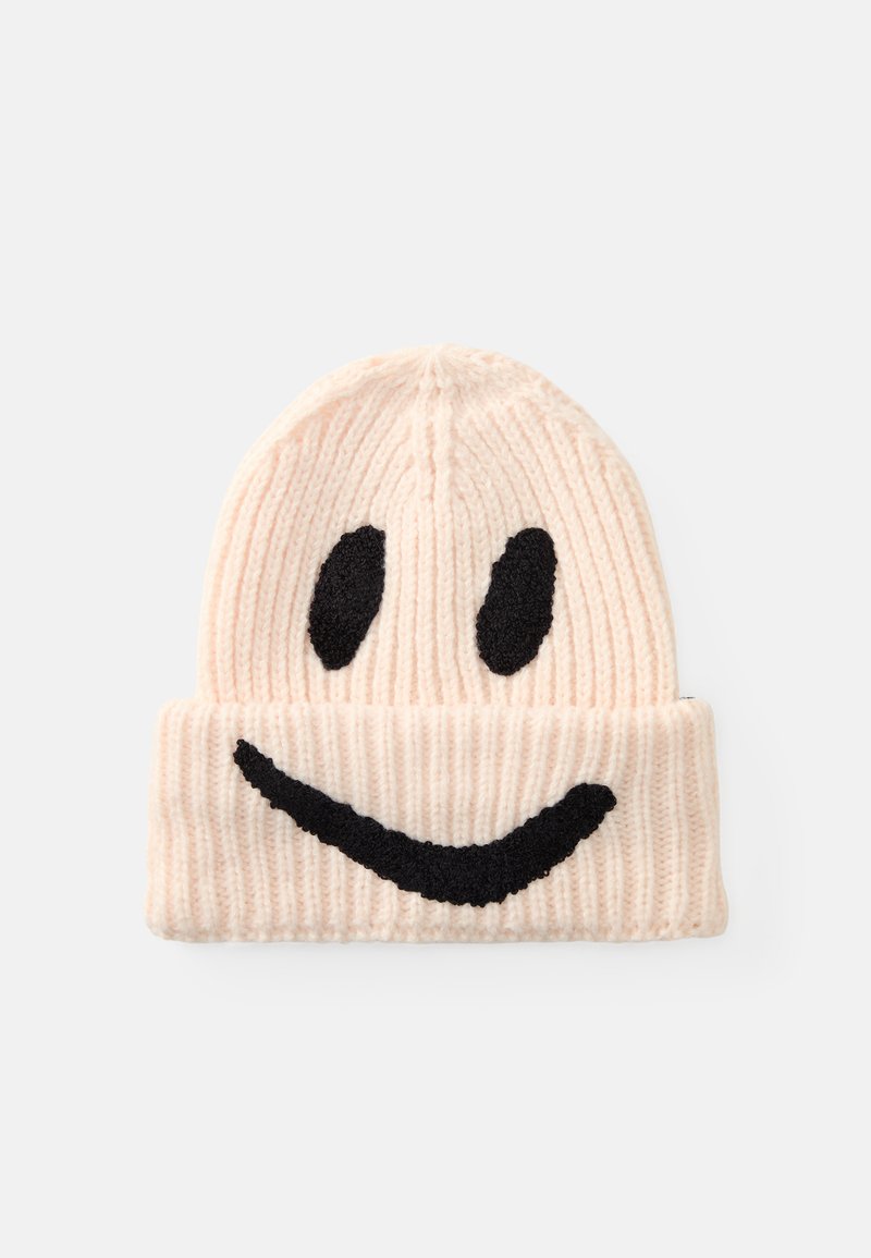 Stickad mössa i mjuk rosa med ett svart smiley-ansikte design. Har ribbad textur och vikt kant för extra värme och stil.