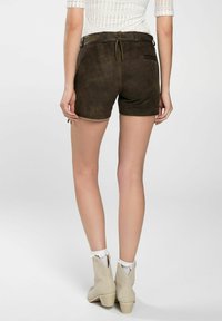 Braune Wildleder-Shorts mit weicher Textur, akzentuiert durch einen dünnen goldenen Rand. Sie verfügen über eine gebundene Taille und zwei Gesäßtaschen.