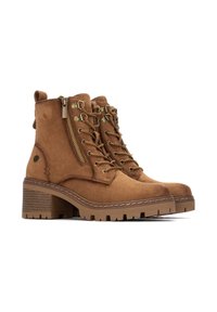 Botas de ankle de ante marrón con tacón en bloque, que cuentan con una cremallera frontal, diseño de cordones, ojetes de metal y una textura de suela resistente.