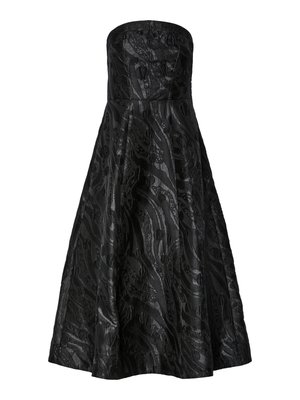 Robe noire sans bretelles avec un tissu texturé et un motif floral, corsage ajusté et jupe évasée à mi-mollet.