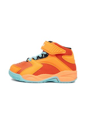Børne højt sneakers i orange og rød med lyseblå snørebånd, en velcrorem og en blå gummisål.