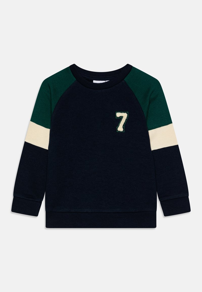 Sweat-shirt bleu marine avec des manches raglan vertes, une rayure horizontale crème et un numéro "7" brodé en blanc sur le devant. Texture douce, poignets côtelés.