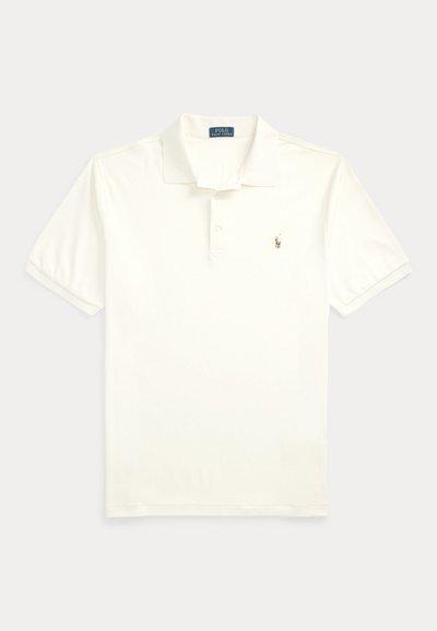 Hvit kortermet poloskjorte laget av bomull, med klassisk krage og en liten brodert logo på venstre bryst. Jevn tekstur.