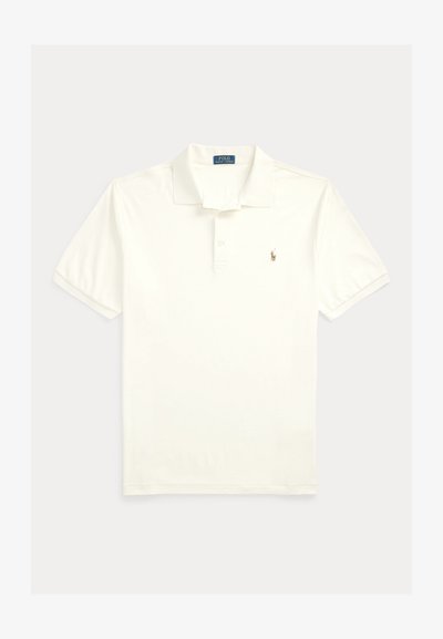 Hvit kortermet poloskjorte laget av bomull, med klassisk krage og en liten brodert logo på venstre bryst. Jevn tekstur.
