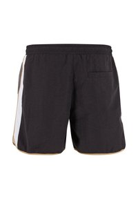 Svarte svømmeshorts med elastisk midje, sidelommer og en baklomme. Har hvite og gull detaljer på sidene og en teksturert stoff.