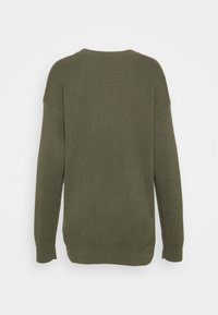 Olivgrüner, gerippter Strickpullover mit Rundhalsausschnitt, überschnittenen Schultern und langen Ärmeln. Hat eine lässige Passform und einen verlängerten hinteren Saum.