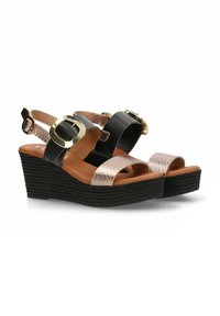 Sandalias de cuña negras y metálicas rosas con acabado texturizado, correa ajustable y gran detalle de hebilla dorada en la correa del tobillo.