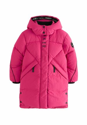 Cappotto puffa rosa con cappuccio, caratterizzato da una texture trapuntata, accenti neri, chiusura frontale con bottoni e dettaglio del logo sul petto.