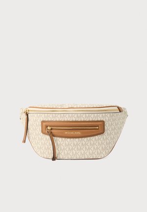 Sac banane beige et tan de Michael Kors avec fermetures éclair dorées, poche avant zippée et motif répétitif du logo "MK" sur le tissu.