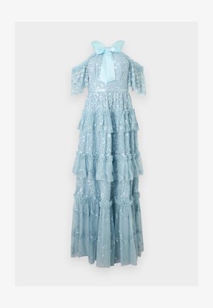 Robe maxi en dentelle bleu clair avec broderie florale, volants superposés, manches épaules dénudées et nœud en satin au niveau du col.
