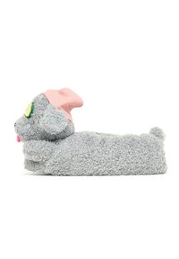 Grå, fluffy hundeformet tøffel med en rosa strikket hat og grønne øjendetaljer. Har en tekstureret overflade og et forlænget, lavprofil design.
