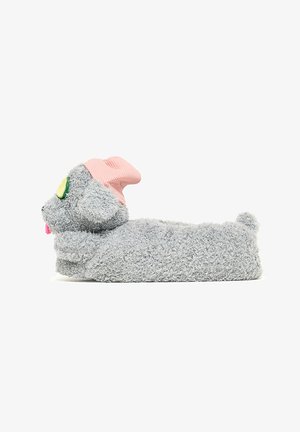 Grijze, harige slof in de vorm van een hond met een roze gebreide muts en groene oogdetails. Heeft een gestructureerd oppervlak en een langwerpig, laag profiel ontwerp.