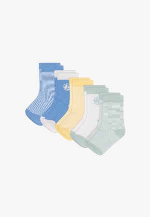 Ensemble de six chaussettes aux couleurs bleu, blanc, jaune et vert. Modèles rayés et unis avec des bords côtelés et des logos sur certaines paires.
