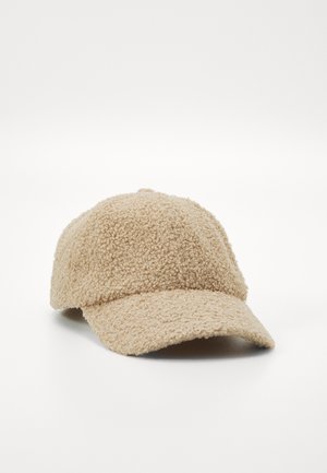 Beżowa czapka baseballowa z miękką, teksturowaną, kręconą dzianiną z polaru pokrywającą całą powierzchnię.