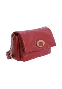 Bolso de hombro de cuero rojo con patrón acolchado ondulado, herrajes dorados y una correa de cadena. Cuenta con un cierre tipo solapa con un adorno circular.