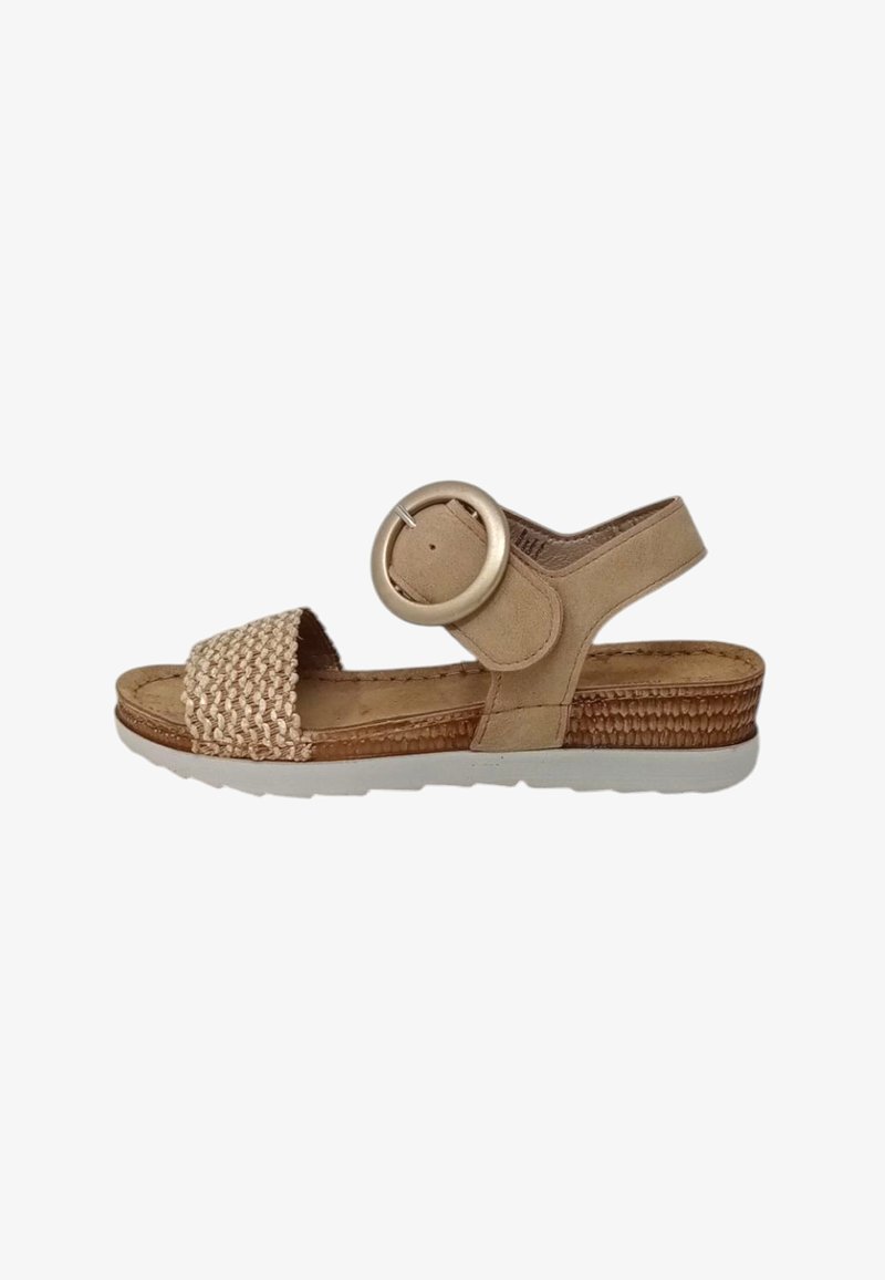 Sandal beige con fascia intrecciata; suola piatta; dettaglio con fibbia circolare. Misdole marrone testurizzato con suola in gomma bianca. Design aperto sul retro.