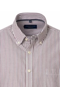 Gestreept katoenen shirt in bordeauxrood en wit, met een button-down kraag, twee knopen aan de voorzijde en een borstzak. Comfortabele fit.