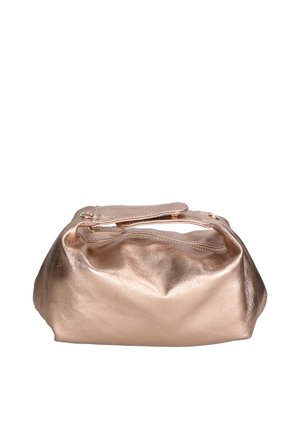 Metalen roségouden clutchtas met een zachte, gekreukte textuur, ritssluiting en een kort handvat voor eenvoudig dragen. Minimalistisch ontwerp.