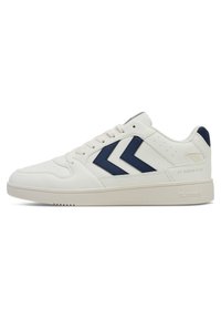Weiße Leder Sneaker mit marineblauen Akzenten. Verfügt über ein Low-Top-Design, runde Zehenkappe, zwei Chevron-Logos und eine strukturierte Gummisohle.