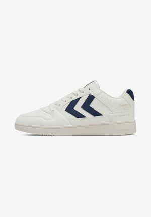 Weiße Leder Sneaker mit marineblauen Akzenten. Verfügt über ein Low-Top-Design, runde Zehenkappe, zwei Chevron-Logos und eine strukturierte Gummisohle.