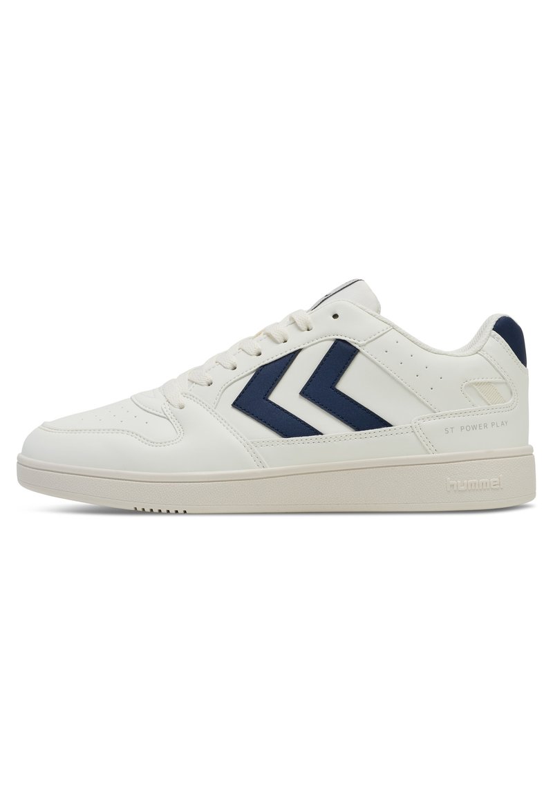 Weiße Leder Sneaker mit marineblauen Akzenten. Verfügt über ein Low-Top-Design, runde Zehenkappe, zwei Chevron-Logos und eine strukturierte Gummisohle.