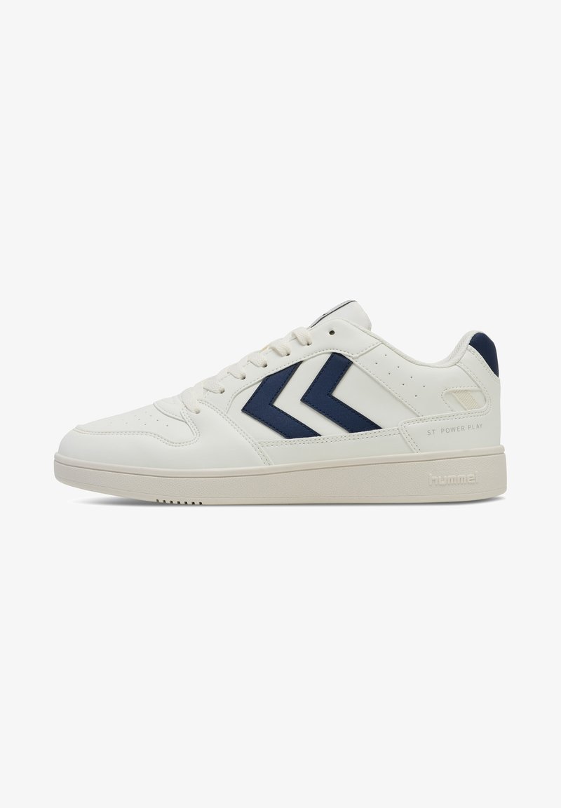 Weiße Leder Sneaker mit marineblauen Akzenten. Verfügt über ein Low-Top-Design, runde Zehenkappe, zwei Chevron-Logos und eine strukturierte Gummisohle.