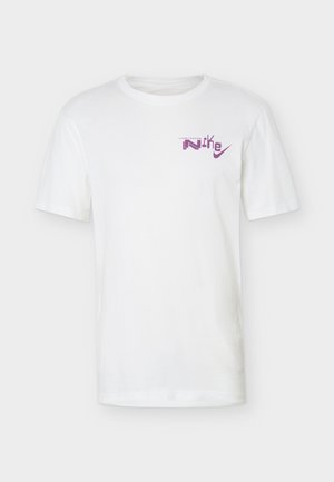 Λευκό κοντομάνικο T-shirt με μικρό μοβ στυλιζαρισμένο λογότυπο "Nike" και swoosh στο άνω αριστερό μέρος του στήθους.