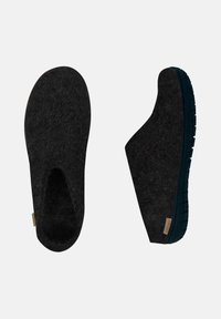 Zwarte vilten slippers met een ronde vorm, voorzien van een gestructureerde bovenkant en een synthetische gripzool. Minimalistisch ontwerp met een logo-accent.