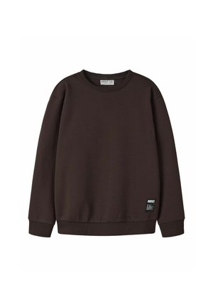 Sweat-shirt marron foncé à manches longues avec col rond, poignets et ourlet côtelés, avec une petite étiquette noire et blanche près de l'ourlet inférieur.