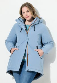 Světle modrá zateplená bunda s kapucí, která má oranžový zip, černé detaily a dvě boční kapsy. Měkká textura, střední délka.