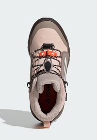 Lagani planinarski cipele u bež i smešnim nijansama. Imaju mrežastu tkaninu, elastične vezice i traku za povlačenje. Teksturirana đon osigurava prianjanje.