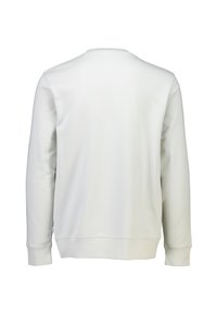 Sudadera blanca con cuello redondo, mangas largas y puños acanalados. Textura de tela suave, diseño sencillo, sin patrones visibles ni herrajes.