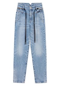 Jeans de mezclilla azul claro con un diseño de pierna recta, que presentan un detalle de cadena y cordones negros en la cintura. Detalles de textura desgastada.