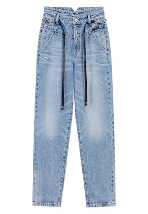 Jeans de mezclilla azul claro con un diseño de pierna recta, que presentan un detalle de cadena y cordones negros en la cintura. Detalles de textura desgastada.