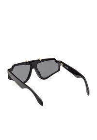 Occhiali da sole neri rettangolari con lenti scure, caratterizzati da una montatura spessa e lucida, dettagli dorati sul ponte e aste larghe.