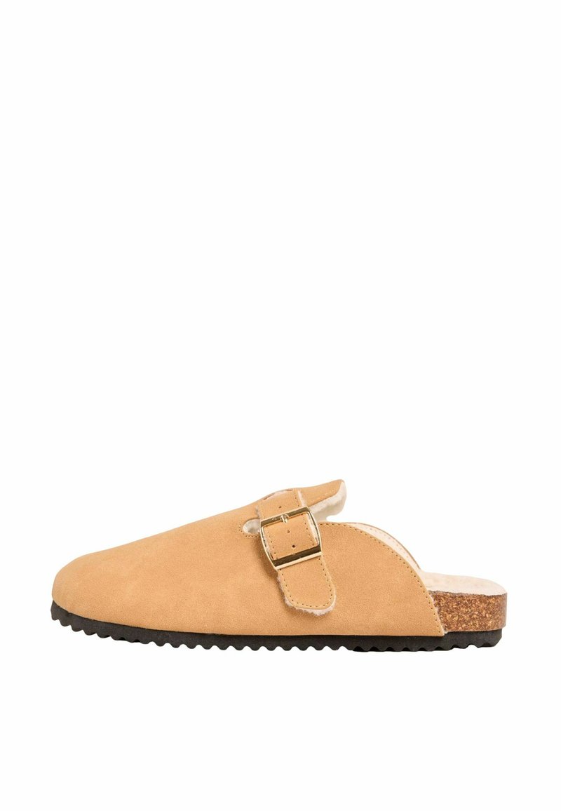 Svetlohnedé semišové slip-on topánky s korkovou podrážkou, s kovovou prackou a otvoreným zadným dizajnom, podšité príjemným interiérom pre pohodlie.