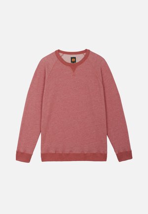 Sudadera de manga larga con cuello redondo en rojo apagado con puños, bajo y escote acanalados, y un pequeño detalle triangular debajo del cuello.